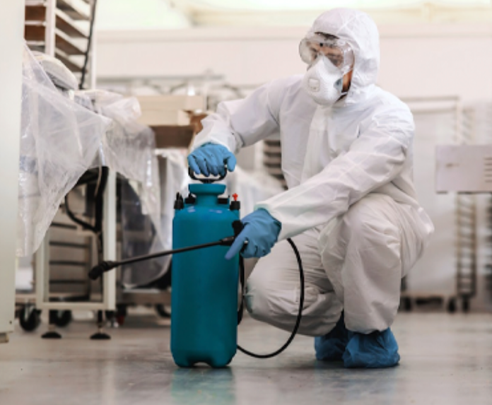 Técnico de IAMIP realizando servicio profesional